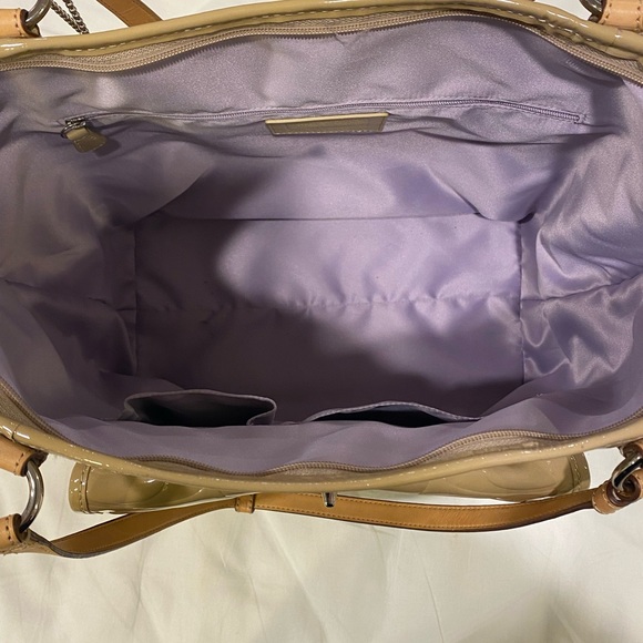 Coach patent leather beige tote with zipper top and front and back pocket - Picture 4 of 8